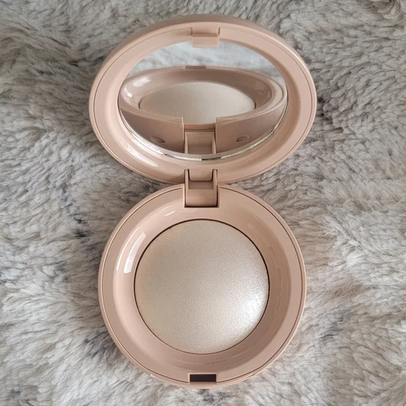 Enlighten - Rare Beauty Highlighter Selena Gomez - Picture 2 of 14